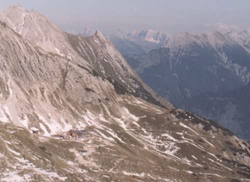 Hermann-von-Barth - Hütte mit Blick Richtung Lechtal - im Hintergrund die Heiterwand