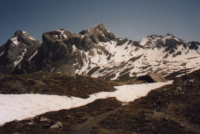 Alperschonjoch mit verfallener Schutzhütte