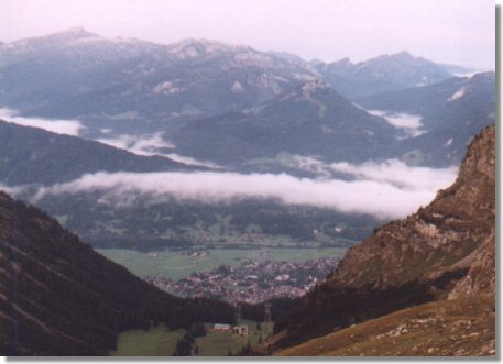 Blick vom Edmung-Probst Haus nach Oberstdorf (links im Hintergrund der Hohe Ifen)
