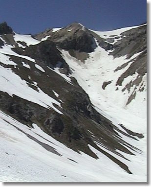 Links oben das Stierlahnzugjoch, der Abstieg erfolgte über das Schneefeld rechts.
