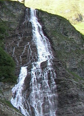 Ein Wasserfall beim Abstieg