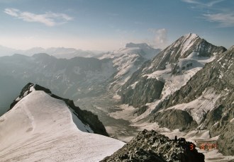 Blick zurück zum Firnfeld, im Hintergrund die Königsspitze