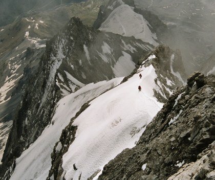 Blick vom Gipfel auf den Hintergrat