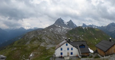 Leutkircher Hütte mit Weißschrofen- und Fallersteisspitze.