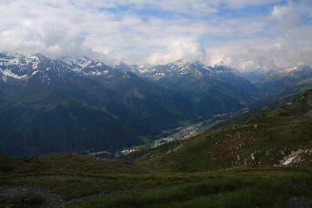 Blick von der Hütte ins Stanzertal und auf St. Anton.