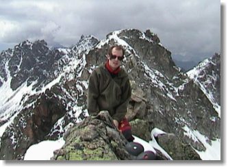 Ich auf der Östl. Kromerspitze. Im Hintergrund: Westl. Kromerspitze (Mitte rechts), Westl. Plattenspitze (Mitte links)