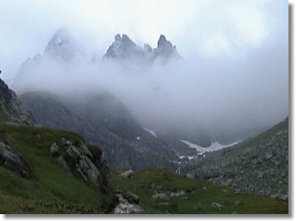 Am ersten Tag hüllten sich die Berge in Wolken...