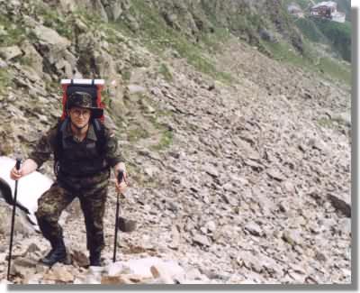 Daniel und rechts oben im Hintergrund die Innsbrucker Hütte