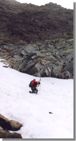 Daniel rutscht ein Schneefeld hinunter (im wahrsten Sinne des Wortes)