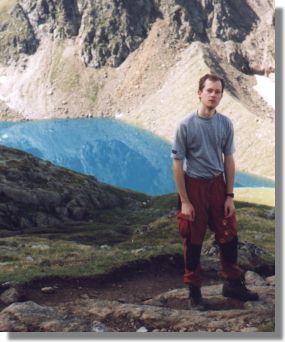 Thorsten - im Hintergrund ein richtig schön cyanfarbener Bergsee