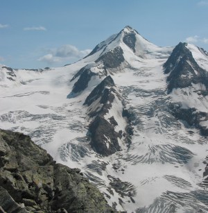 Weißkugel von Norden. Im linken Teil ist der Langtauferer Ferner und das Weißkugeljoch zu sehen.